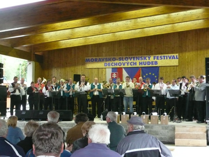 Festival St. Hrozenkov 2010 společný koncert všech kapel.jpg